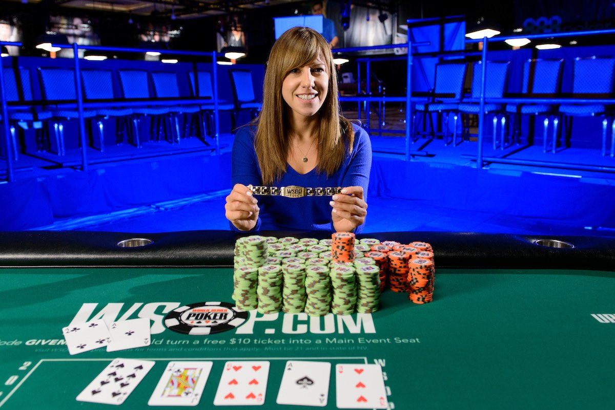 Кристен Бикнелл с браслетом за победу в $1,5K Bounty Event WSOP 2016.