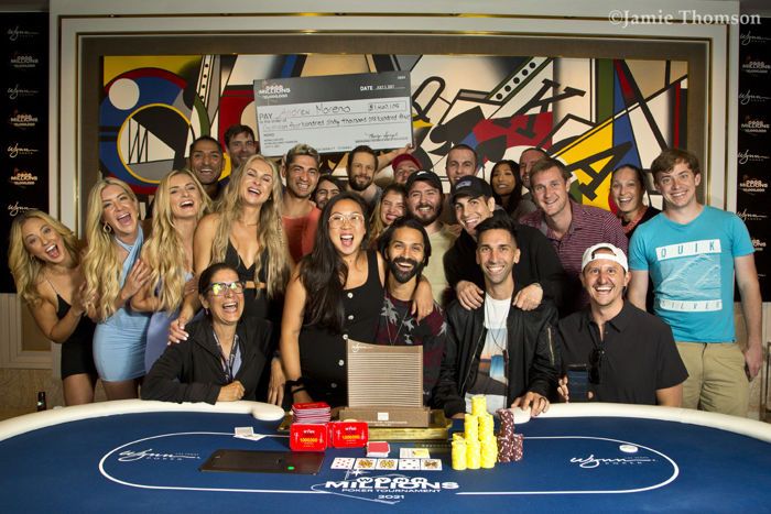 Друзья и близкие поздравляют Эндрю Морено с победой в $10K Wynn Millions $10M Gtd, 4 июля 2021 года.