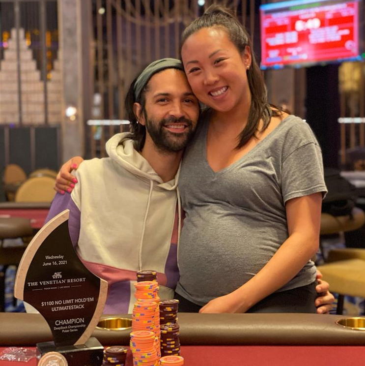 Эндрю и Кристи Морено с кубком чемпиона $100 NLH Ultimate Stack DeepStack Championship Poker Series 2021.