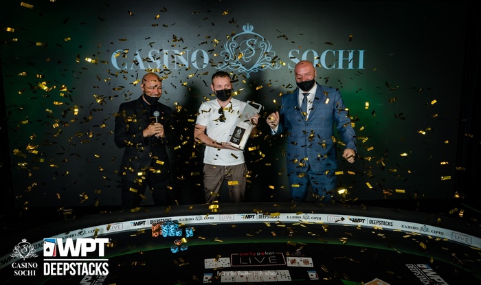 Максим Скрипкин с кубком чемпиона WPT DeepStack Sochi 2021.