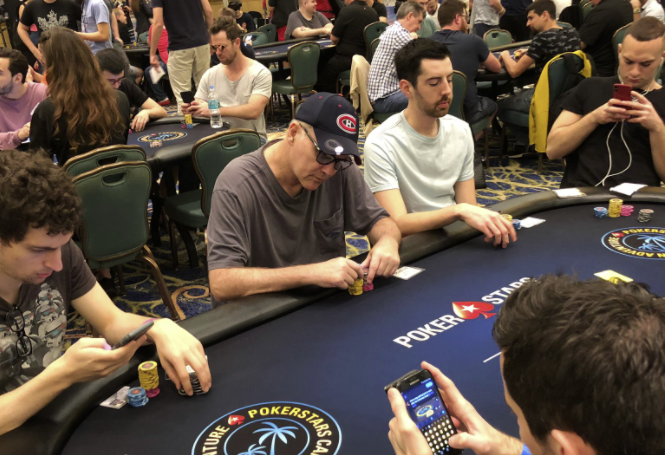 Норм Макдональд (в кепке) на PCA 2019