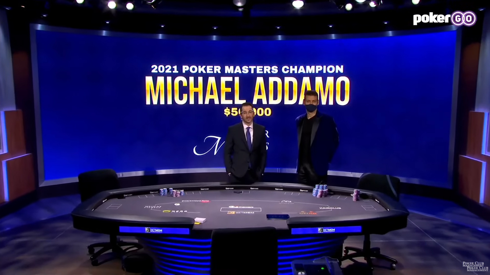 Майкл Аддамо (справа) в перерыве примерил выигранный пурпурный пиджак чемпиона Poker Masters 2021.