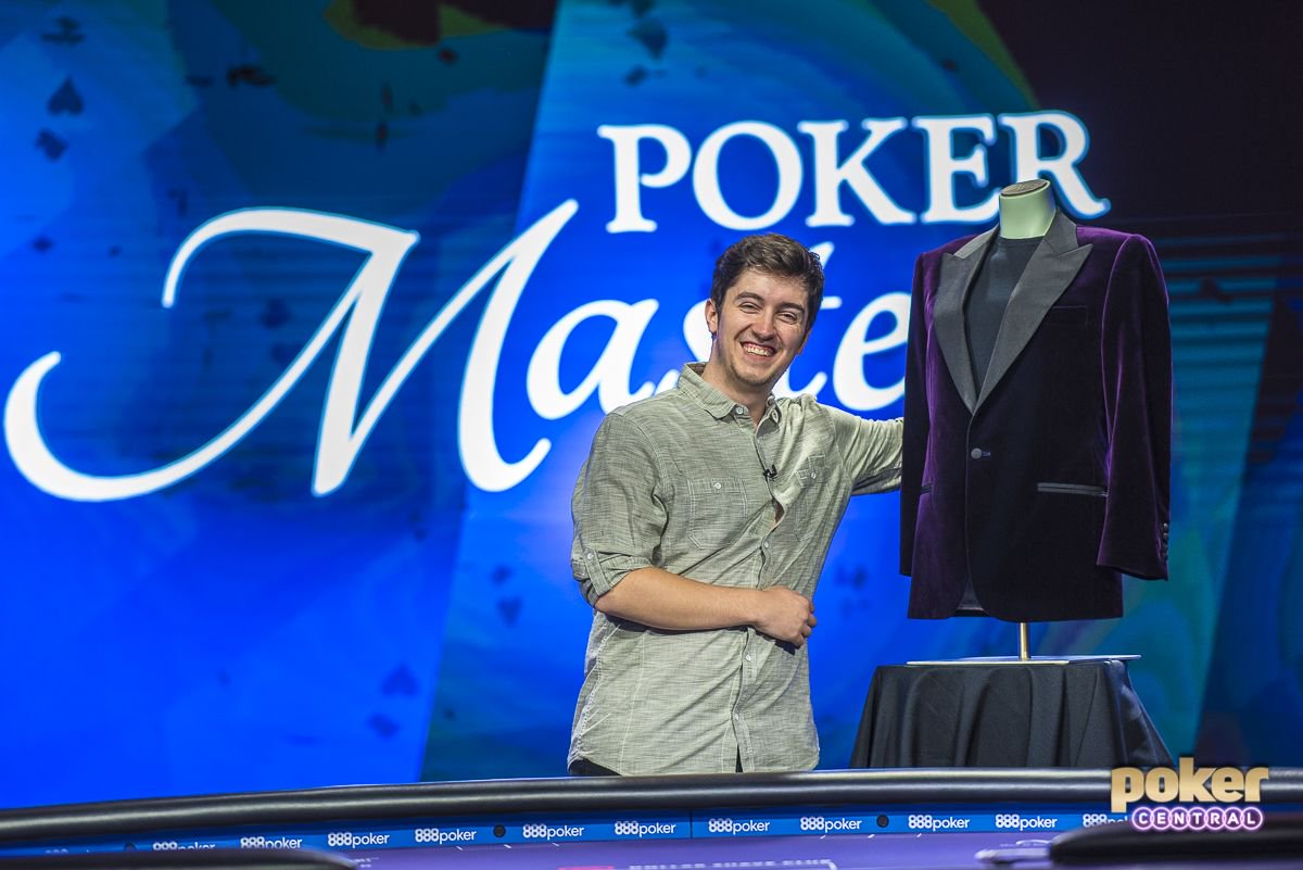 Али Имсирович с пурпурным пиджаком на Poker Masters 2018.