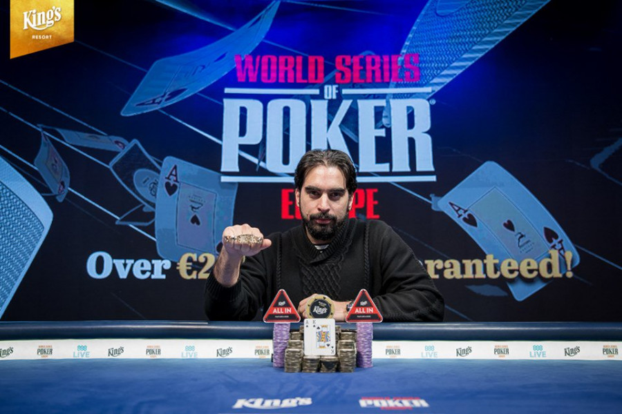 Александрос Колониас с браслетом WSOPE за победу в Main Event, 2019 год.