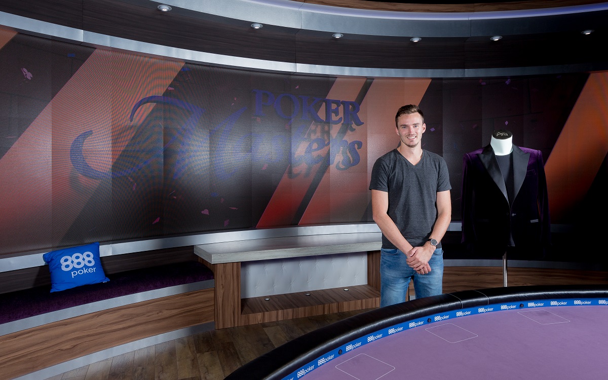 Стеффен Зонтхаймер с пурпурным пиджаком на Poker Masters 2017.