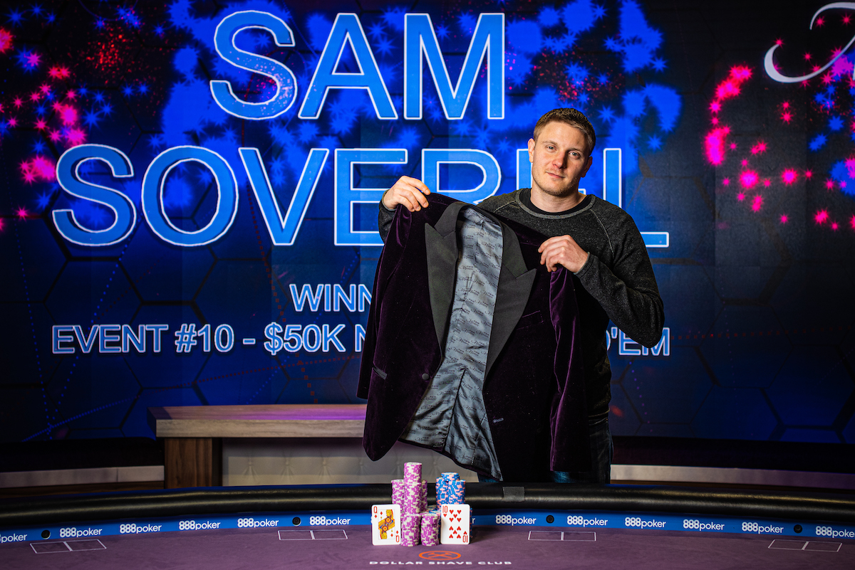 Сэм Соверел с пурпурным пиджаком Poker Masters 2019.