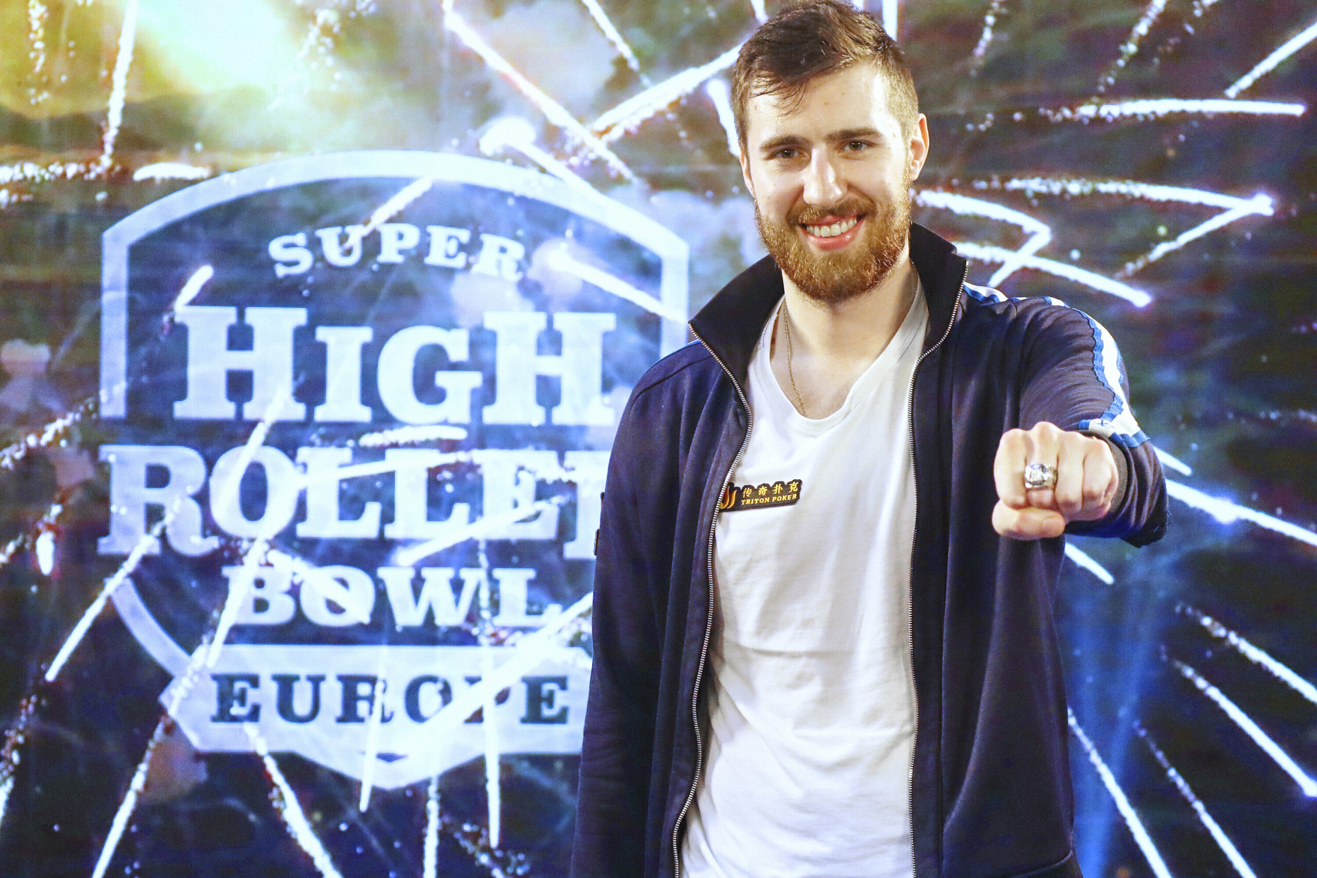 Виктор Малиновский с кольцом чемпиона Super High Roller Bowl Europe, 2021.