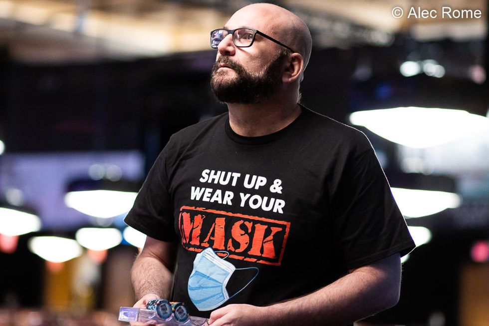 Майк Матусов. Надпись на футболке:  «Заткнись и сам носи свою маску»