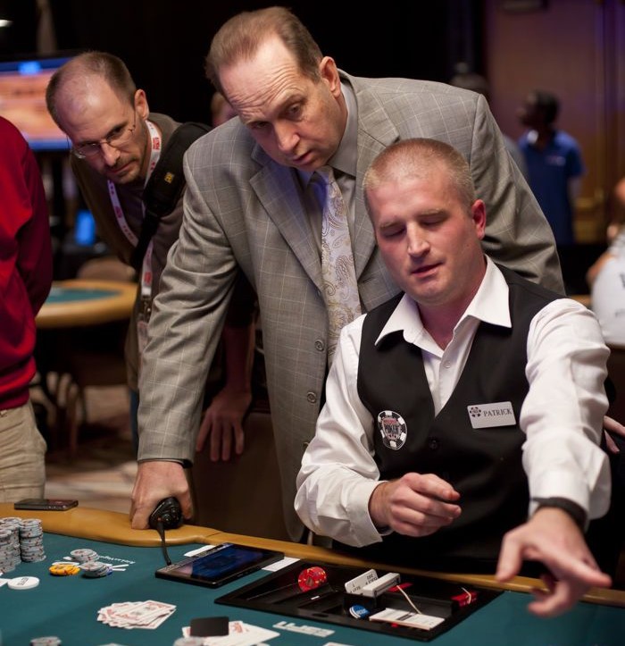 Дилер объясняет флору на WSOP, для кого нужно засечь время.