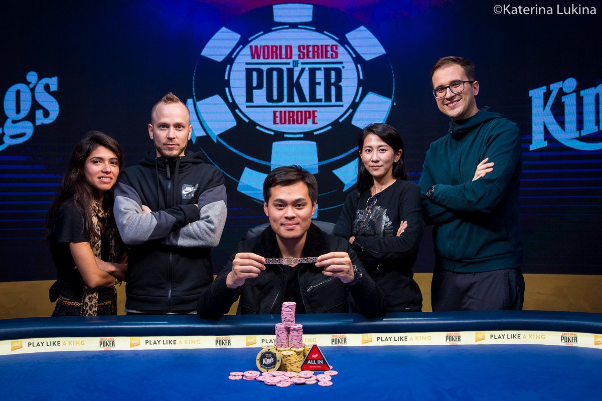 Джеймс Чен держит браслет победителя WSOPE Rozvadov 2019.