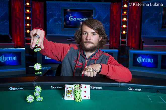 Далибо Дула с первым в карьере браслетом WSOP, полученным за победу в $1K Freezout NLH, 2021 год.