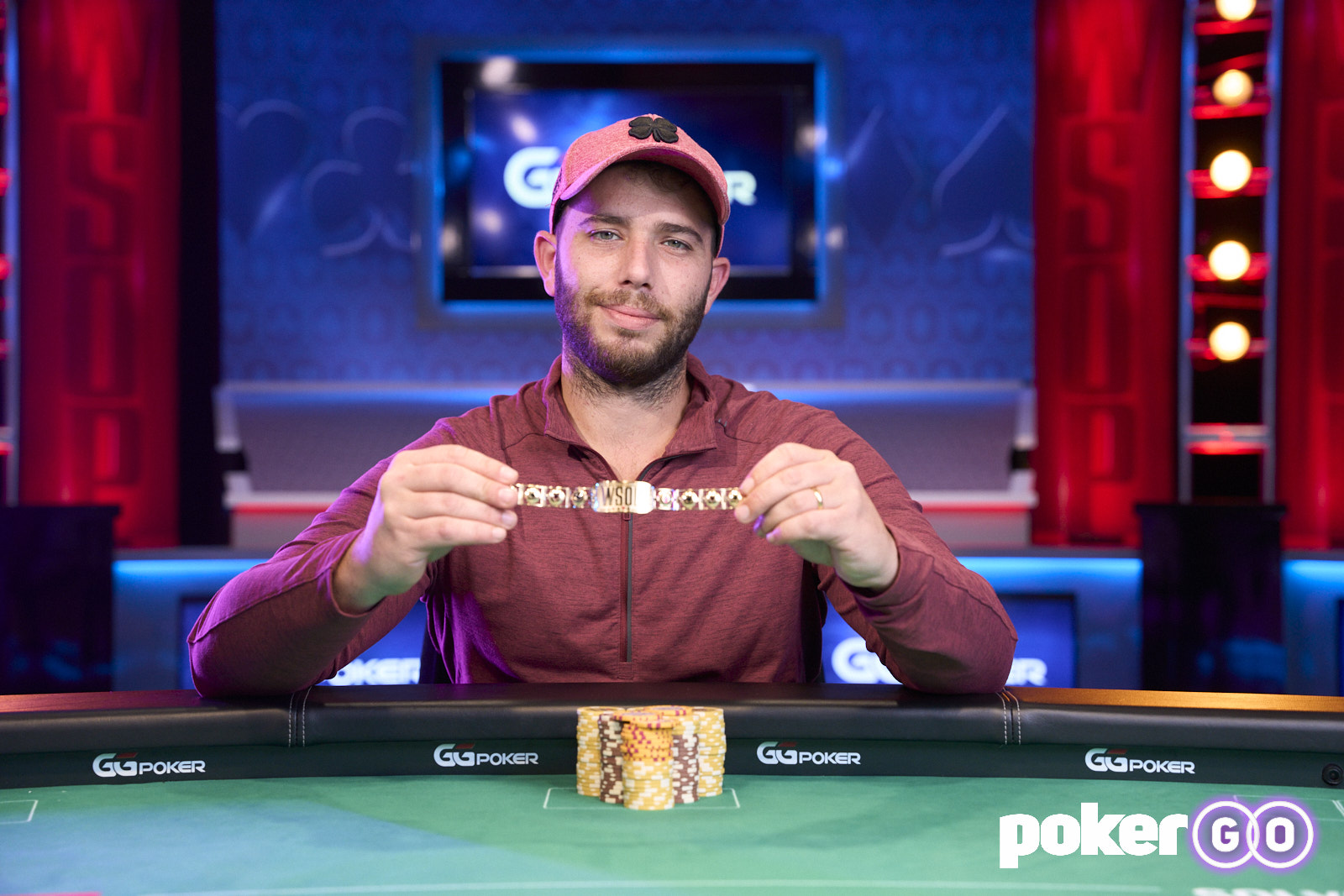 Даниэль Лазрус с первым браслетом WSOP офлайн, полученным за победу в $1,5K Millionaire Maker, 2021 год.