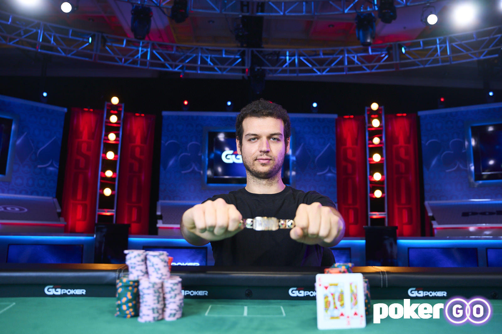 Майкл Аддамо с третьим браслетом WSOP в карьере, полученным за победу в $50K High Roller NLH 8-Handed, 2021 год.