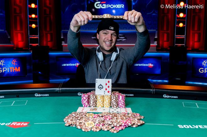 Чад Нортон с первым браслетом WSOP в карьере, полученным за победу в $800 NLH Deepstack, 2021 год.