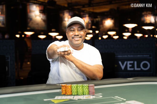 Даррин Райт с первым браслетом WSOP в карьере, полученным за победу в $600 Mixed NLH/PLO Deepstack 8-Handed, 2021 год.