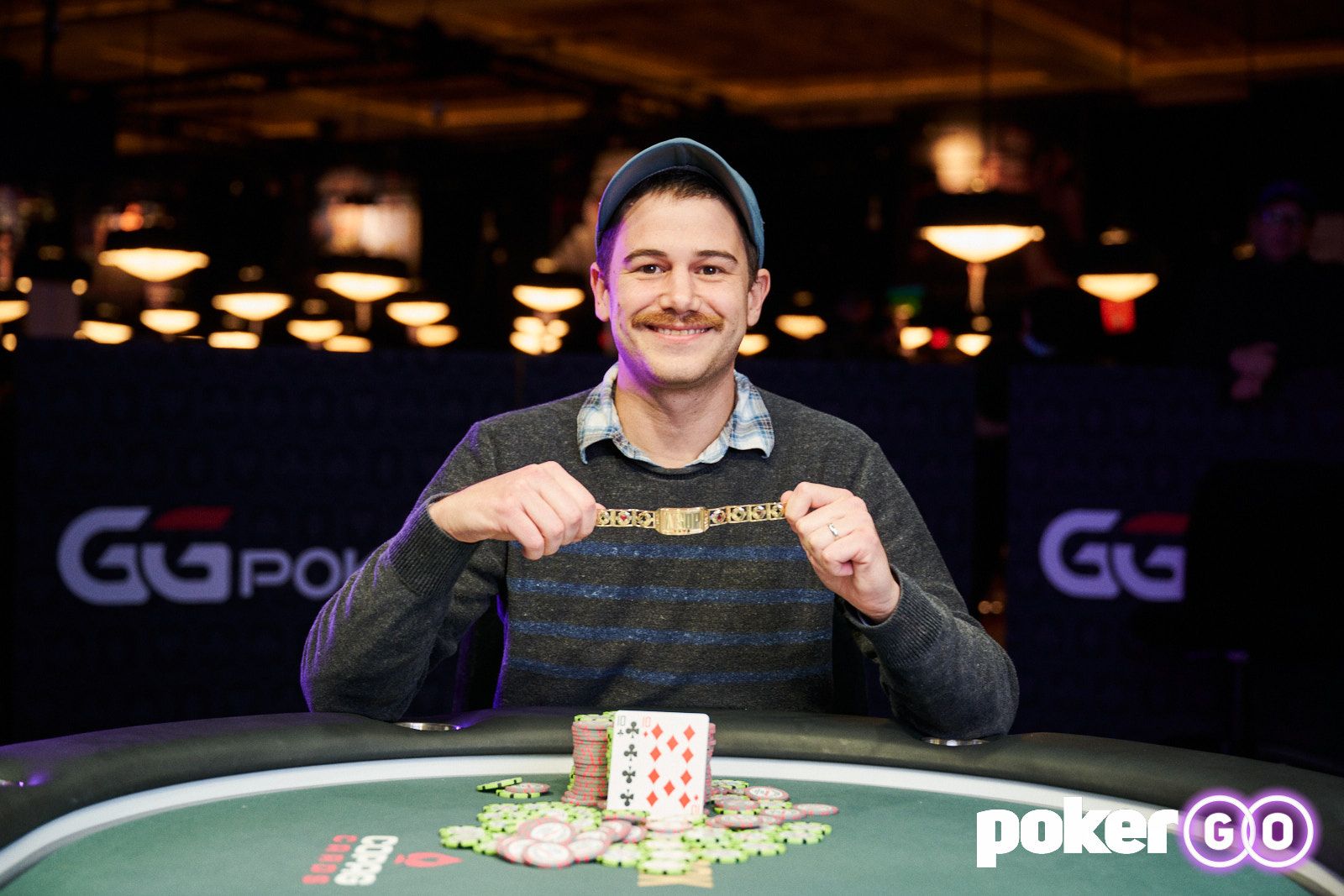 Энтони Денове с первым браслетом WSOP в карьере, полученным за победу в $1K Double Stack NLH, 2021 год.