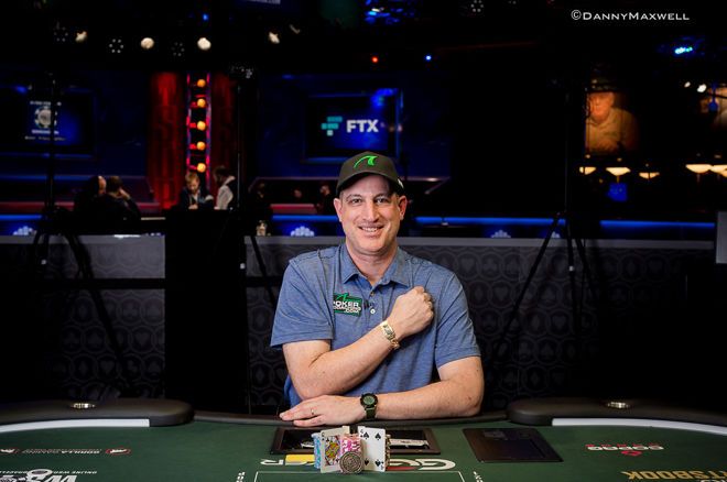 Гершон Дистенфельд с первым браслетом WSOP в карьере, полученным за победу в $1,5K SHOOTOUT NLH, 2021 год.