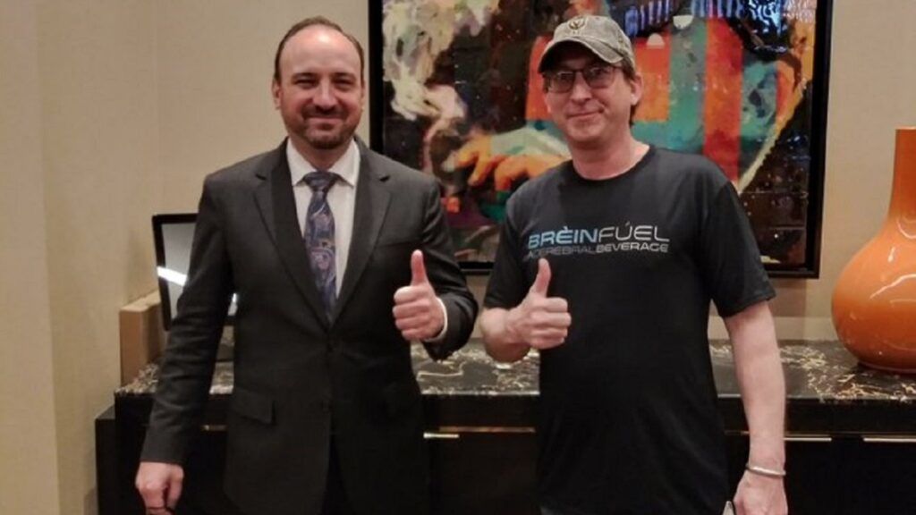 Гэри Хагер (куратор рекорда, слева) и Зак Генслер