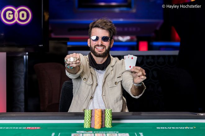 Георгис Сотиропулос с первым браслет офлайн-серии WSOP в карьере, полученным за победу в $1K Mini Main Event, 2021 год.