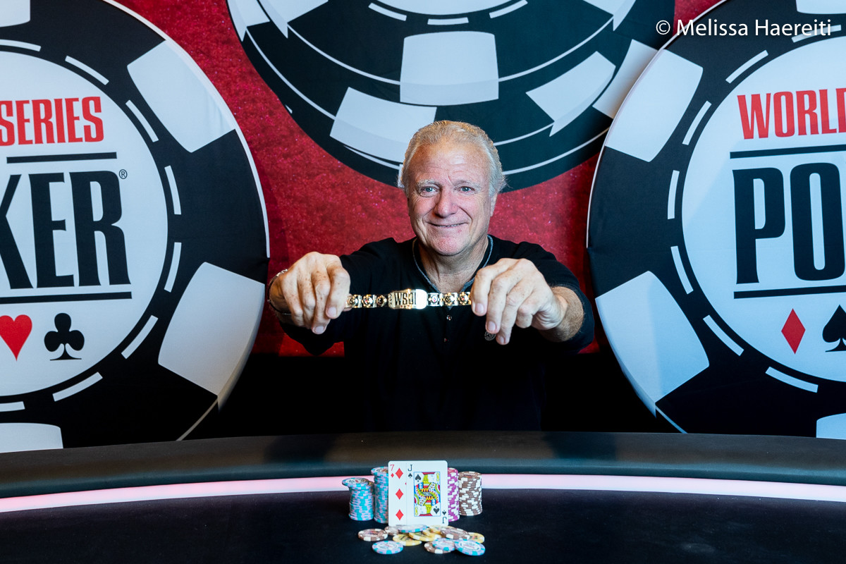 69-летний Жан-Люк Адам с первым браслетом WSOP в карьере, полученным за победу в $1K SUPER SENIORS, 2021 год.