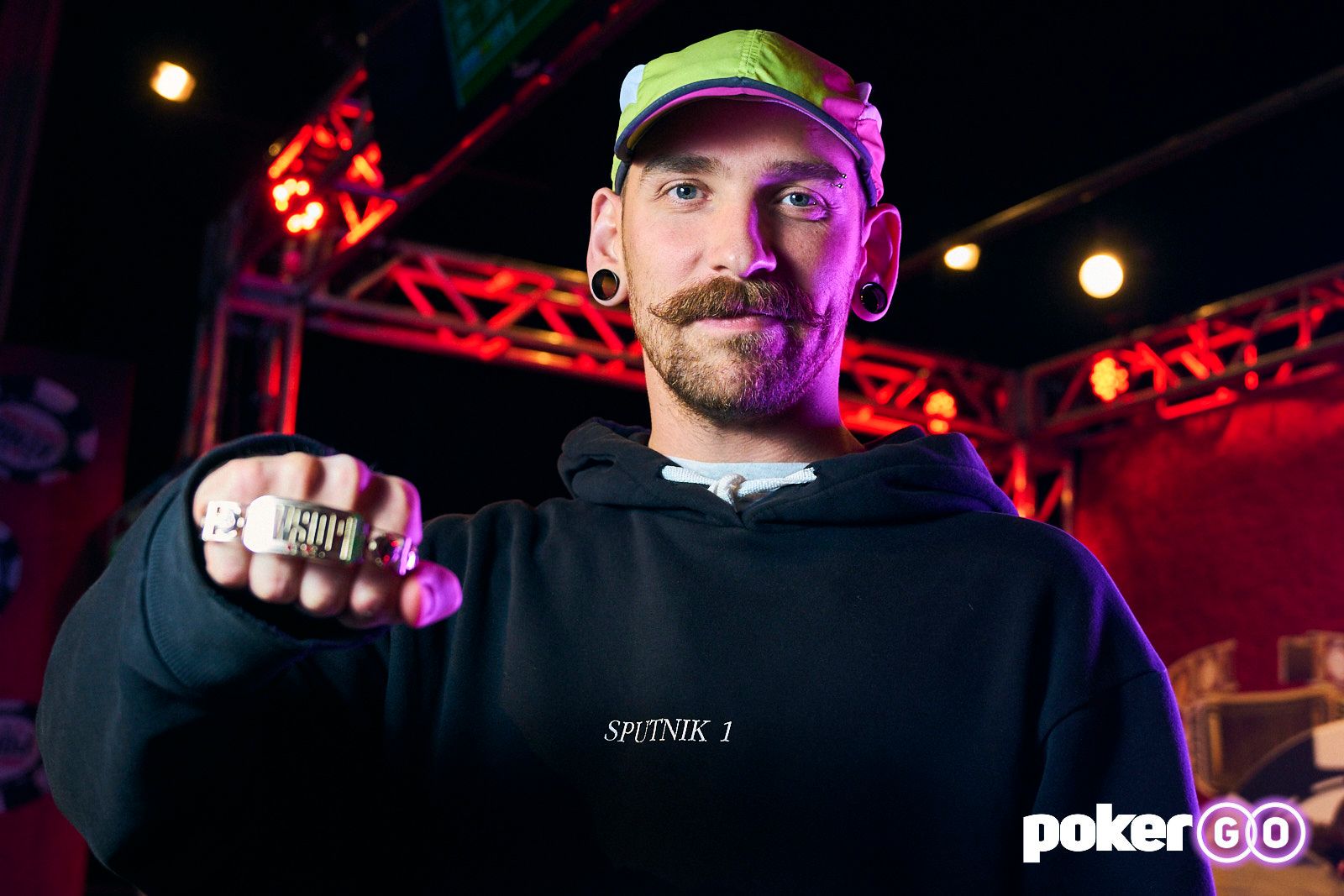 Анатолий «Dykalis» Зырин со вторым браслетом WSOP в карьере, полученным за победу в $400 Colossus NLH, 2021 год.