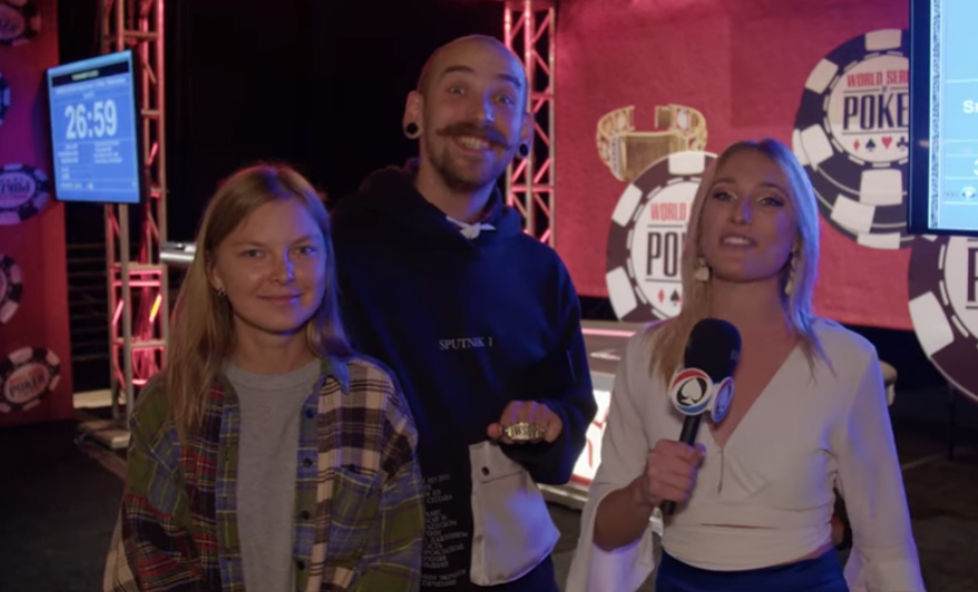 Анатолий Зырин радостно отвечает на вопросы журналистки PokerNews, WSOP 2021.