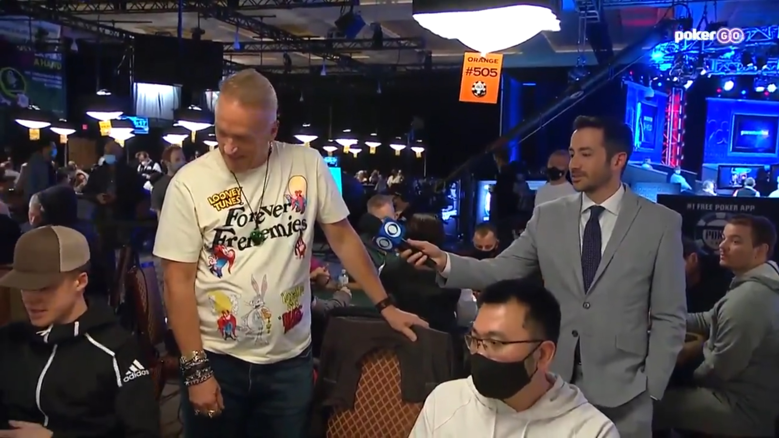 Пэт Лайонс смотрит на свою руку прямо перед тем, как сделать ставку вслепую.