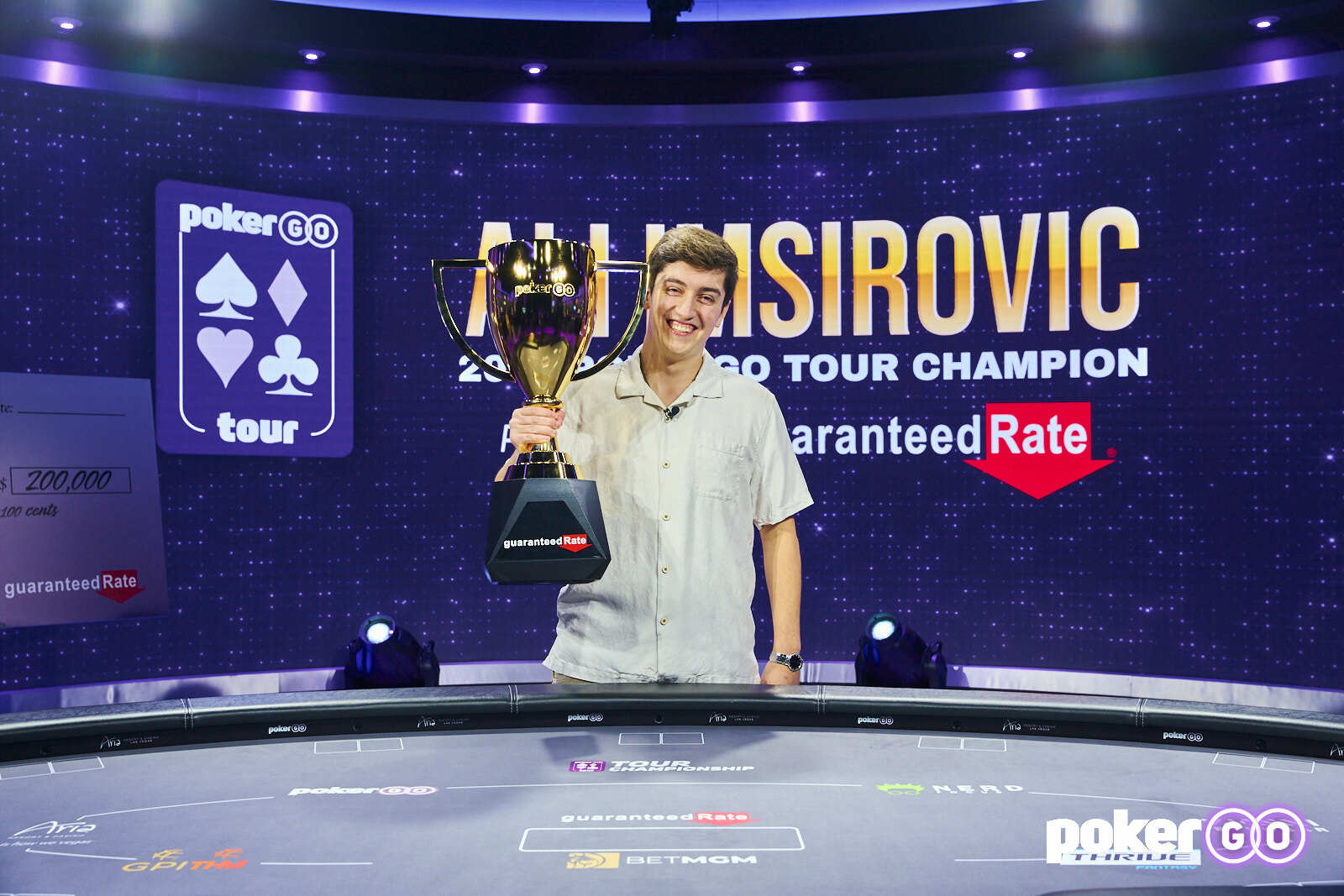 Али Имсирович с трофеем «Игрок года PokerGo Tour 2021»