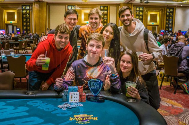 Али Имсирович празднует с друзьями победу в  $25,5K High Roller на WPT Rock 'N' Roll Poker Open, ноябрь 2021