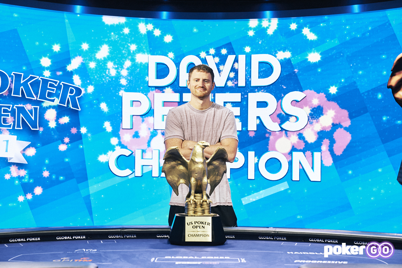 Дэвид Питерс с трофеем за оформление трёх побед подряд на U.S. POKER OPEN CHAMPIONSHIP
