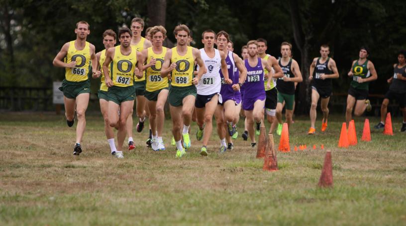 Крис Брюэр под номером 695 бежит в составе команды Oregon Ducks на PSU Viking Classic Friday в Blue Lake Park, 2013
