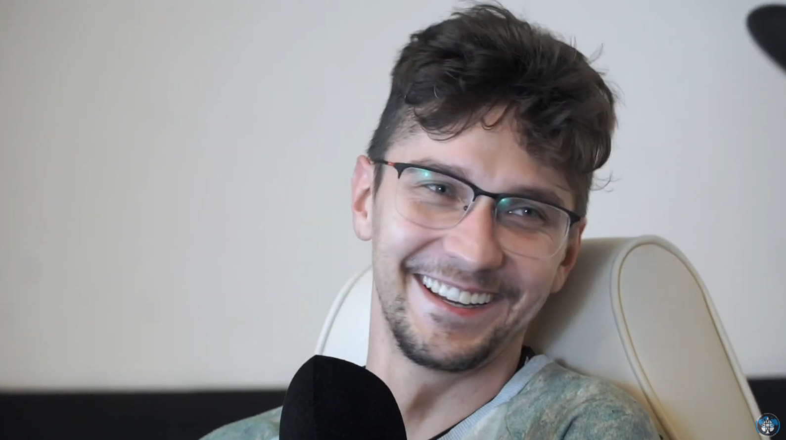 Якуб Михалак улыбается на интервью при мысли о присутствии на серии в тоге