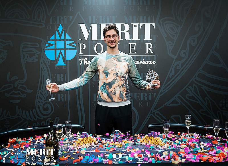 Якуб Михалак с трофеем за победу в €2,750 High Roller на Merit Poker International Montenegro 2022