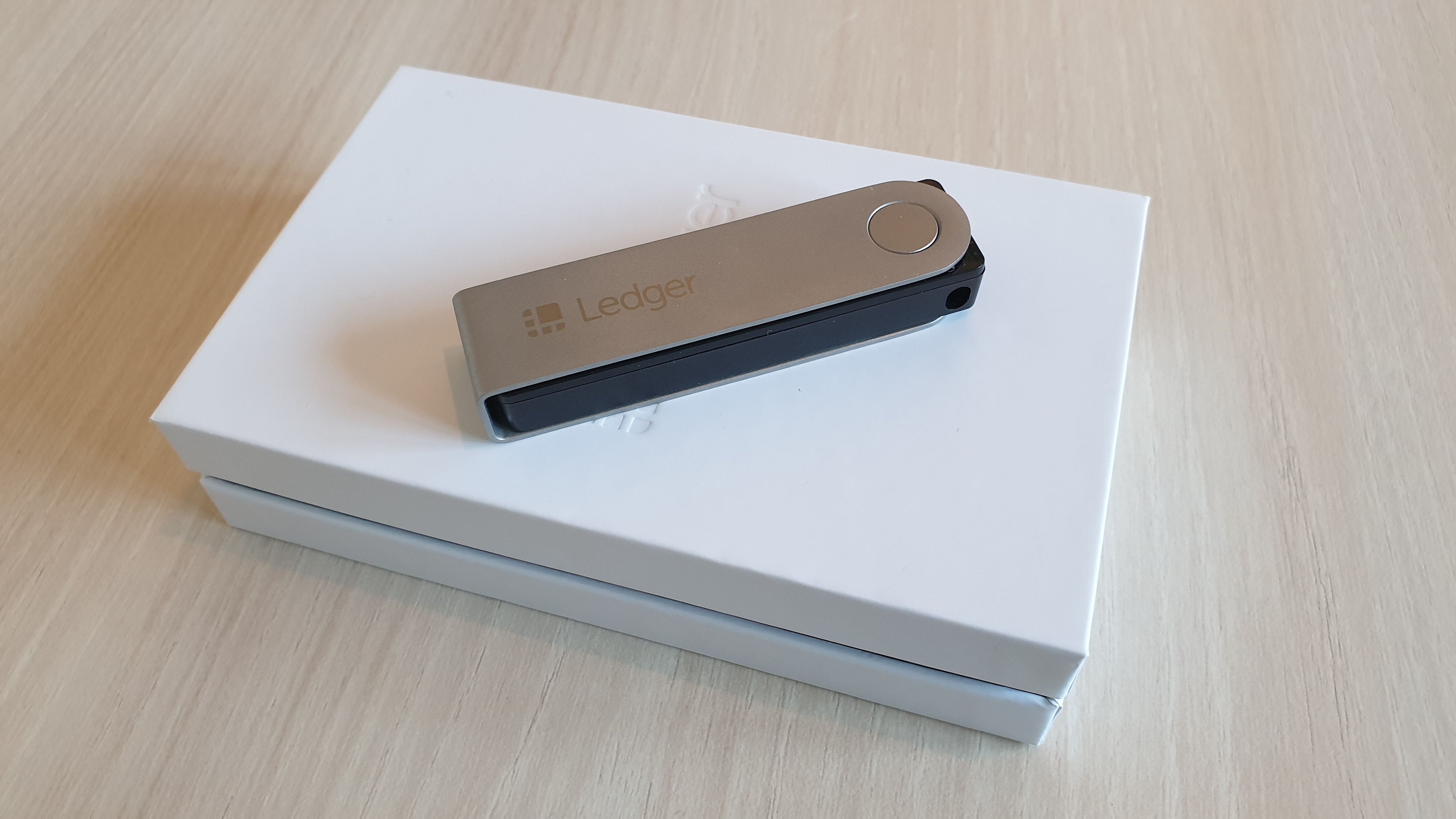Ledger Nano X по внешнему виду напоминает обычную флешку