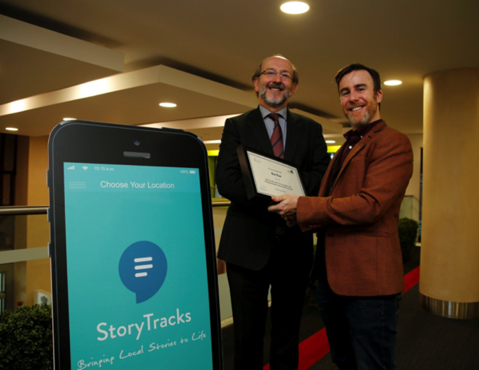 Фергал Нилон (справа) получает сертификат на финансирование своего приложения StoryTracks, 2017 год