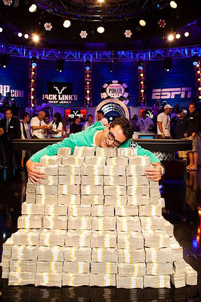 Антонио Эсфандиари выиграл $18,3M в турнире One Drop с бай-ином $1M в 2012 году. Последние лет пять он практически перестал играть в покер на профессиональном уровне.