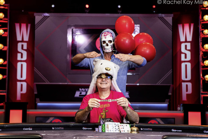 Возле его стека чёрная табличка 7-Card Stud