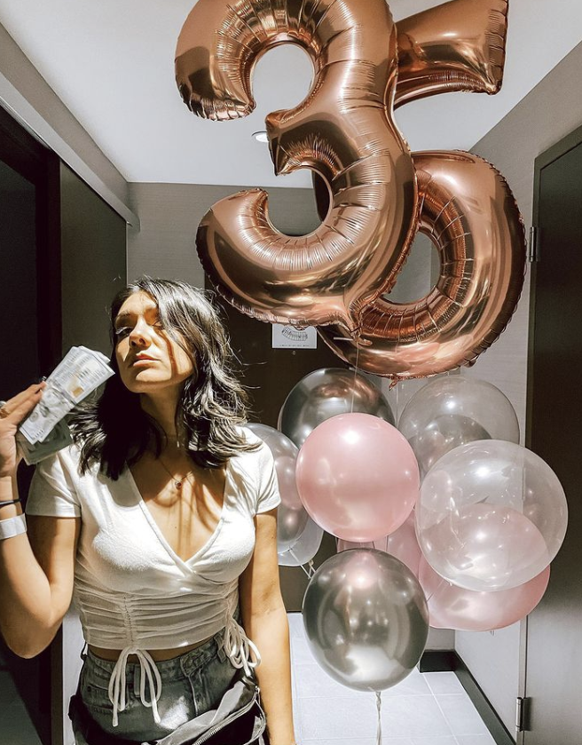 Свой 35 день рождения Никки провела за покерным столом. В руках деньги, которые она выиграла