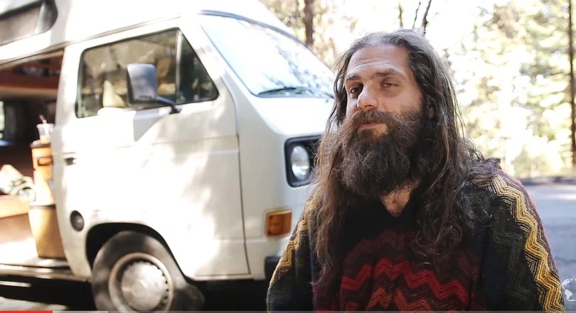 Маззи и автомобиль, благодаря которому мир узнал историю Думато