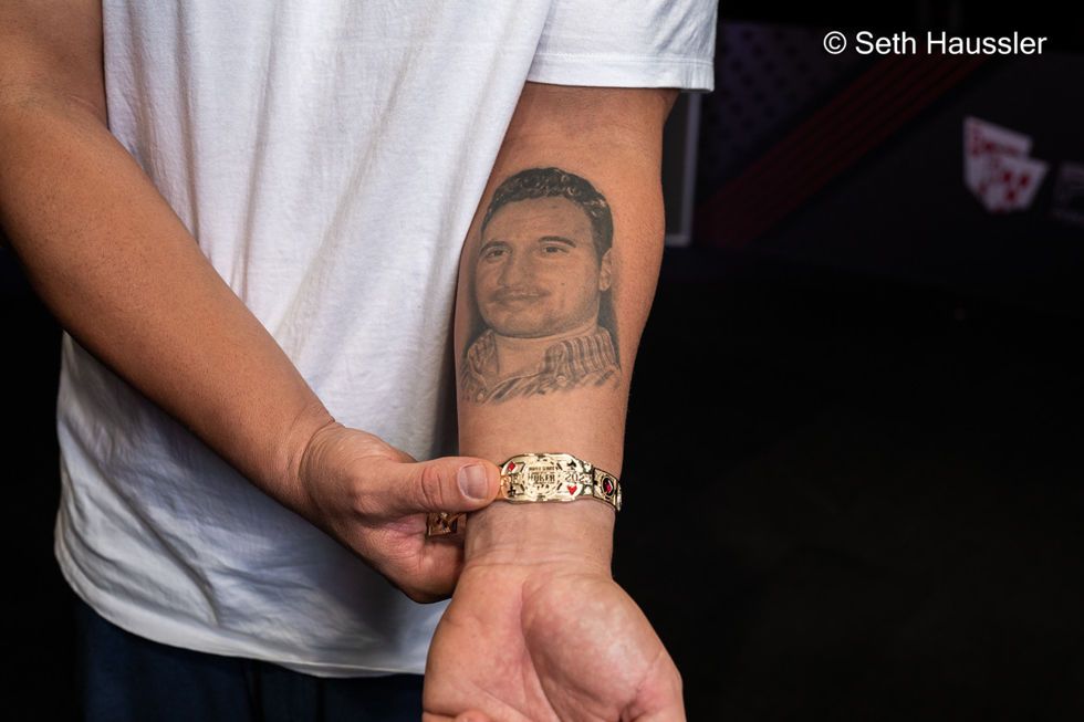Рука Константина Ангелова с татуировкой лица его умершего брата
