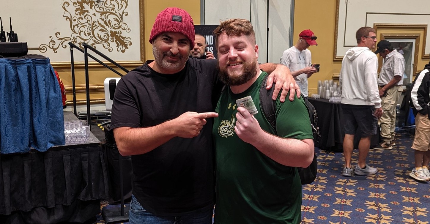 Мэтт Гланц (слева) отдал $5,000 Джастину Летту (справа) за нокаут