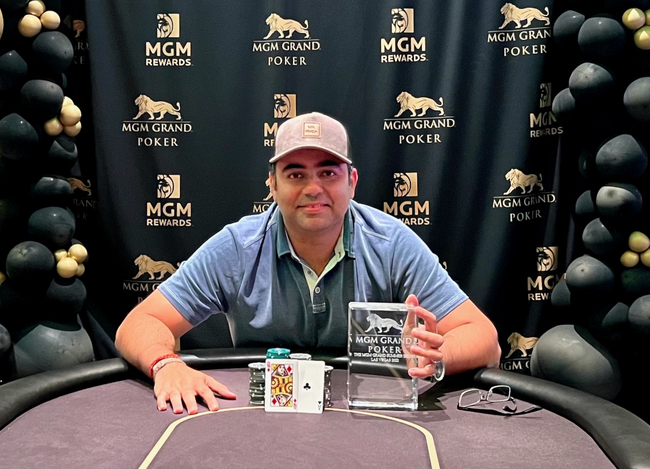 Далип Мандани с победным трофеем