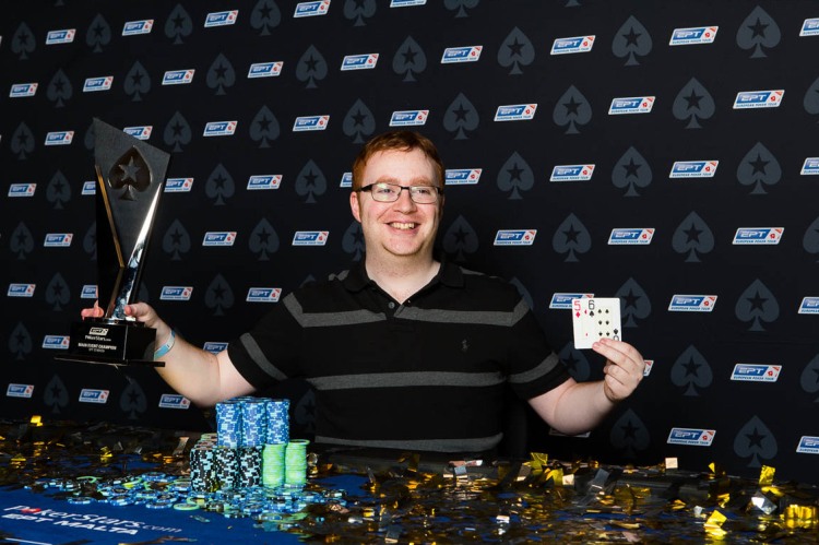Ниалл Фаррел с кубком €5,3К Main Event EPT Malta 2015