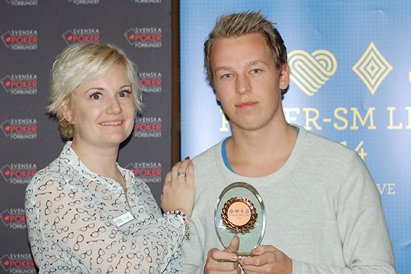 Саймон Мэттссон с бронзовым кубком Svenska Poker-SM Live 2014