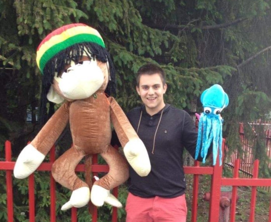 Райан Чамас с Рики и ещё одной игрушкой, фото из парка аттракционов в Монреале, 2014