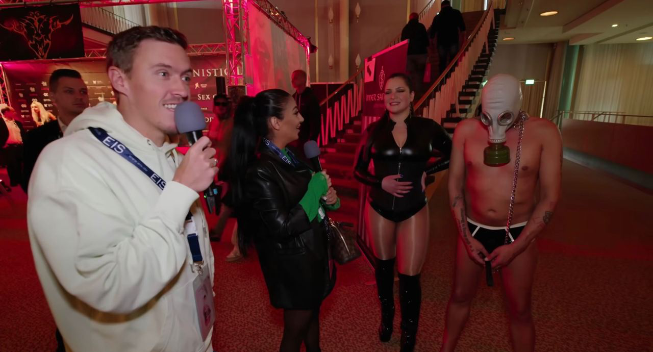 Нам больше всего понравилось видео с ярмарки секс-индустрии «Die Kruses auf der Erotikmesse»