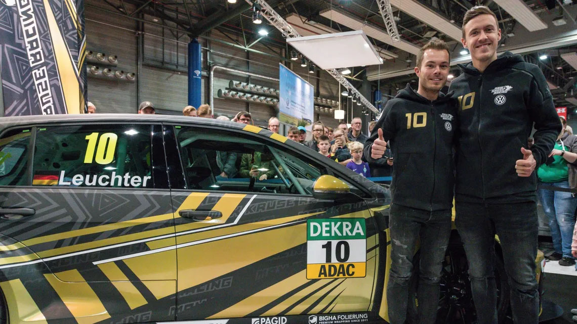 Крузе (справа) и Бенджамин Лойхтер (слева) представляют автомобиль Kruse Racing Team в 2018 году