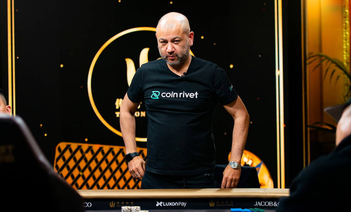 Роб Йонг во время последней руки на финалке Triton Series Madrid Event #1, 2022