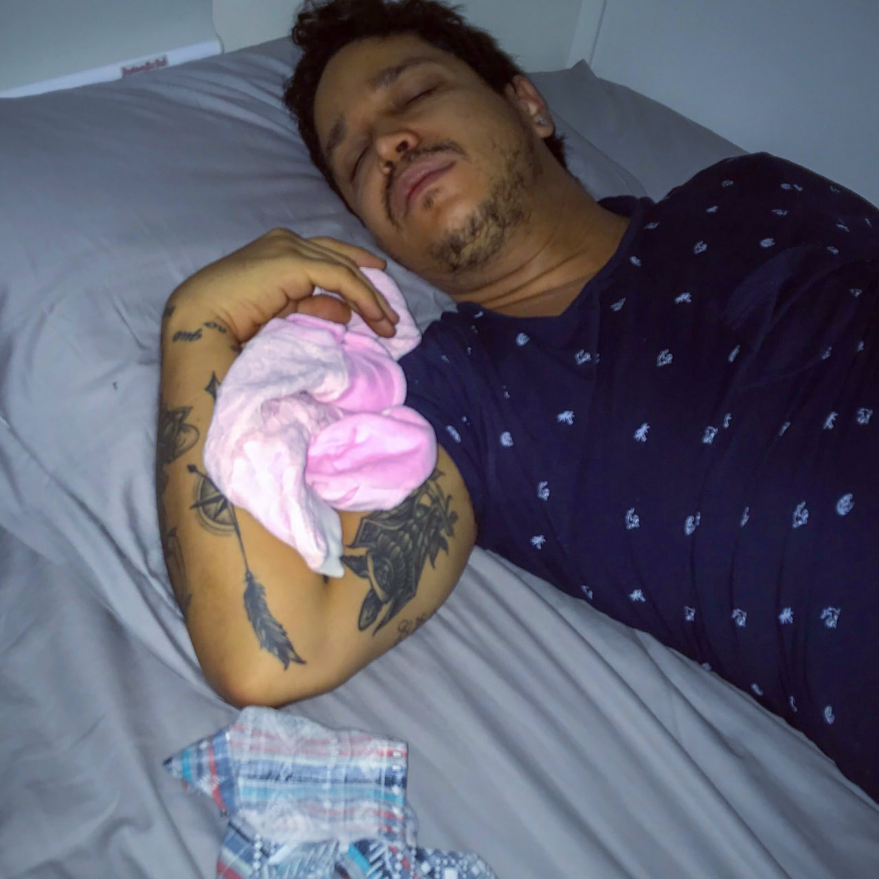 Фелипе Рамос спит с вещами дочери накануне её рождения, июнь 2019