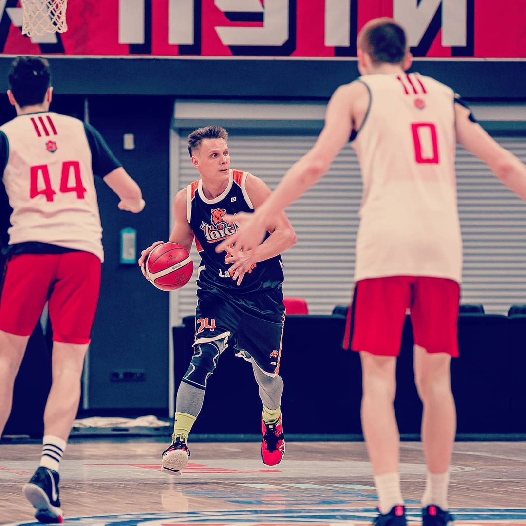 Михаил «innerpsy» Шаламов играет в баскетбол